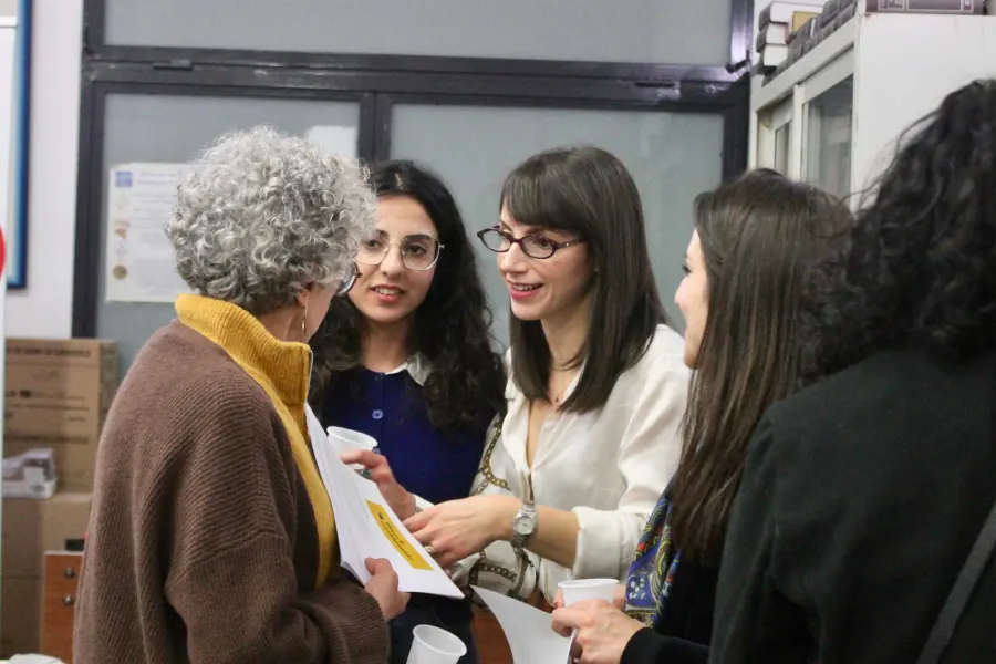 Socie e volontarie si confrontano con i materiali dell'associazione