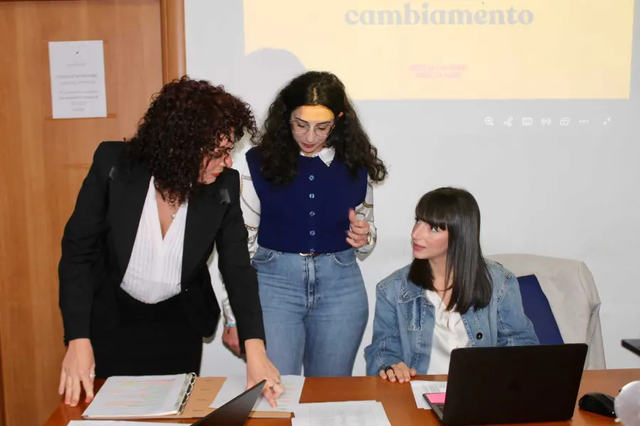 Tre componenti del direttivo preparano un incontro